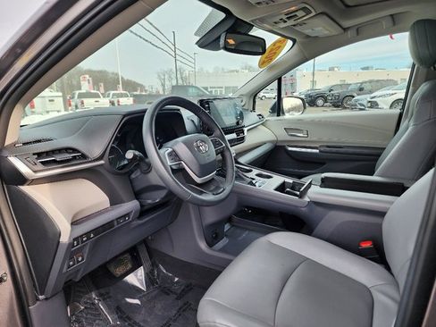 Used 2023 Toyota Sienna XLE image 20