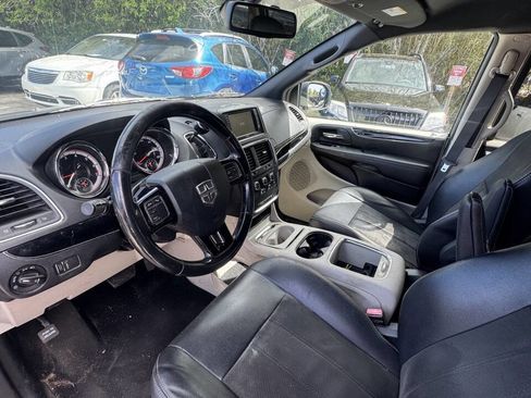 Used 2019 Dodge Grand Caravan SXT image 7