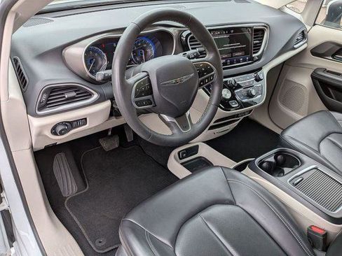 Certified 2023 Chrysler Pacifica Touring-L FWD image 11