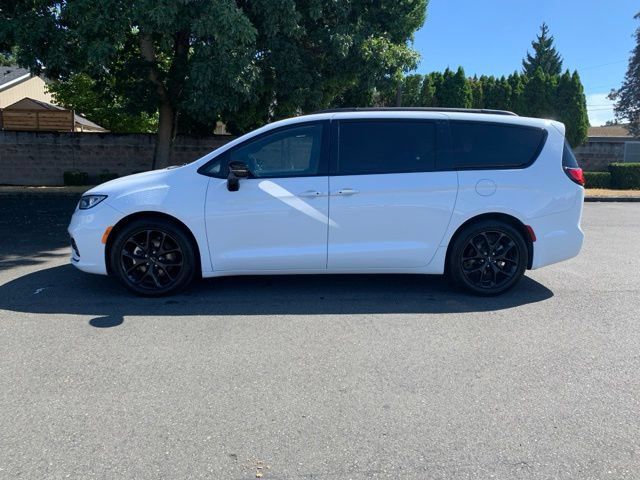 Used 2025 Chrysler Pacifica Limited FWD image 2