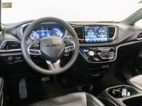Used 2025 Chrysler Pacifica Select FWD image 7
