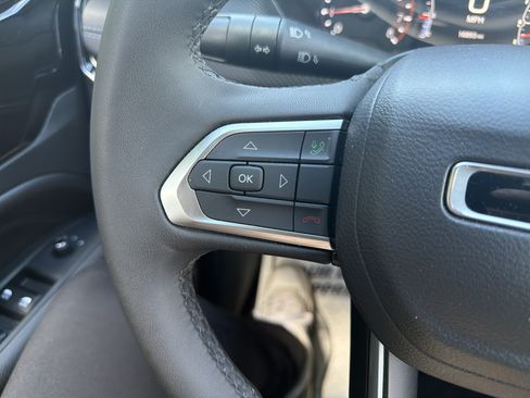Used 2025 Jeep Compass Latitude w/ Convenience Group AWD/4WD image 18