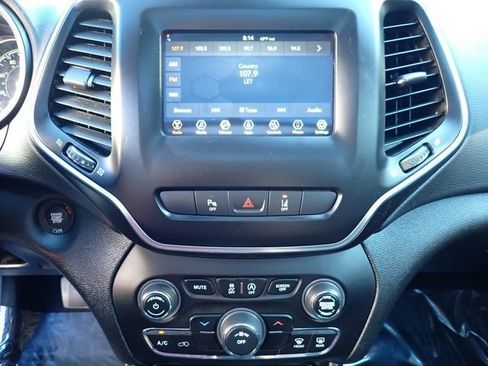 Used 2021 Jeep Cherokee Latitude Lux w/ Sun & Sound Group AWD/4WD image 28