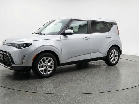 Used 2025 Kia Soul LX w/ LX Technology Package FWD image 3