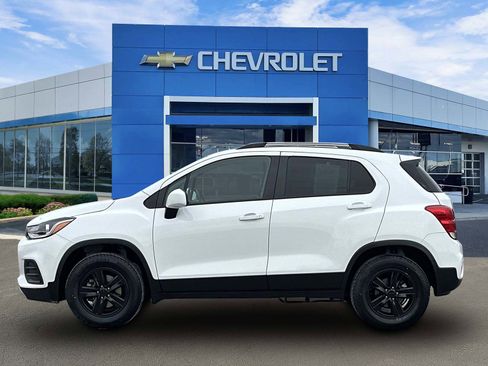 Certified 2022 Chevrolet Trax LT w/ LT Convenience Package image 2