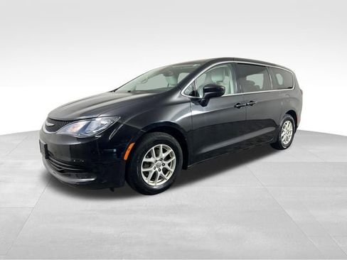 Used 2017 Chrysler Pacifica Touring FWD image 2