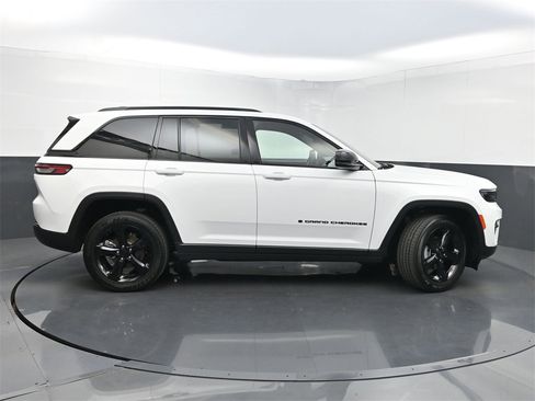 Used 2023 Jeep Grand Cherokee Altitude image 45