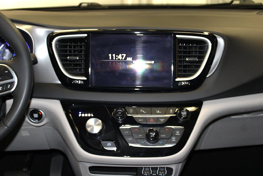 Certified 2024 Chrysler Pacifica Touring-L FWD image 13