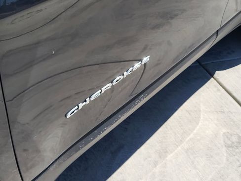 Used 2019 Jeep Cherokee Latitude Plus w/ Comfort/Convenience Group AWD/4WD image 11