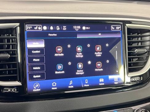Used 2024 Chrysler Pacifica Touring-L FWD image 36
