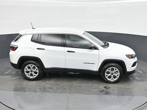 Used 2025 Jeep Compass Sport image 30