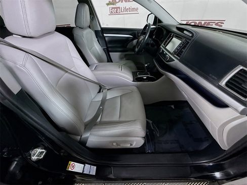 Certified 2019 Toyota Highlander XLE image 34
