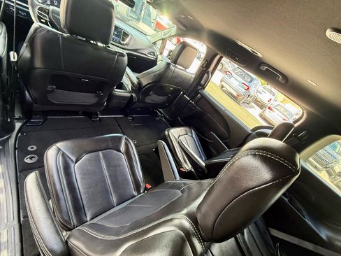 Used 2025 Chrysler Pacifica Select FWD image 33