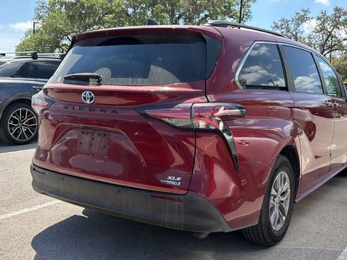 Used 2021 Toyota Sienna XLE image 4