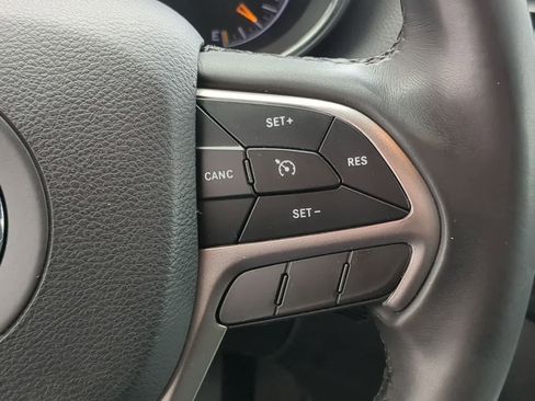 Used 2019 Jeep Grand Cherokee Laredo AWD/4WD image 24