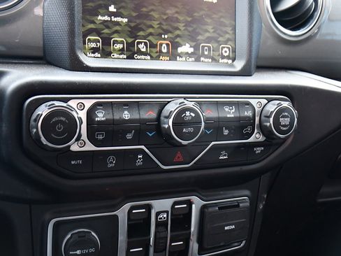 Used 2022 Jeep Gladiator Overland w/ Cold Weather Group image 29