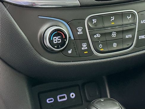 Used 2020 Chevrolet Equinox LT image 29