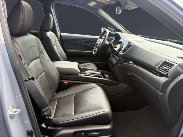 Certified 2025 Honda Passport Black Edition image 15