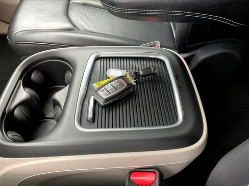 Used 2023 Chrysler Pacifica Touring-L FWD image 39
