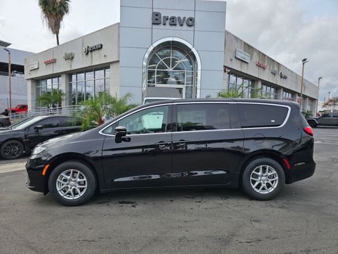 New 2026 Chrysler Pacifica Select FWD image 4