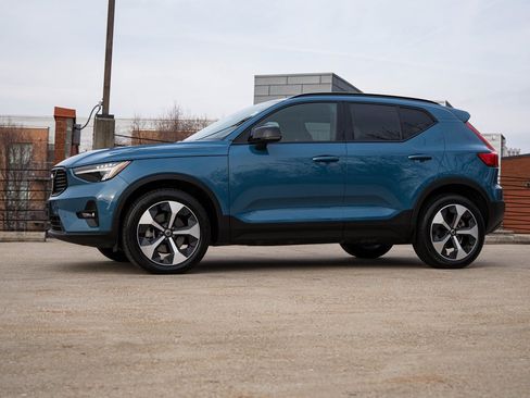 Certified 2025 Volvo XC40 B5 Plus image 3