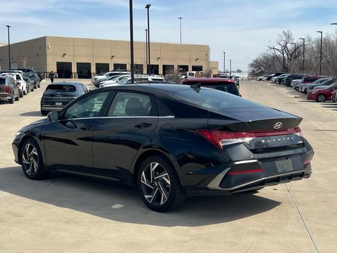 Used 2025 Hyundai Elantra Limited image 10