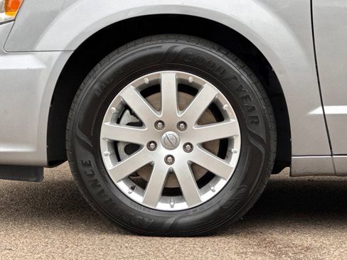 Used 2013 Chrysler Town & Country Touring image 12