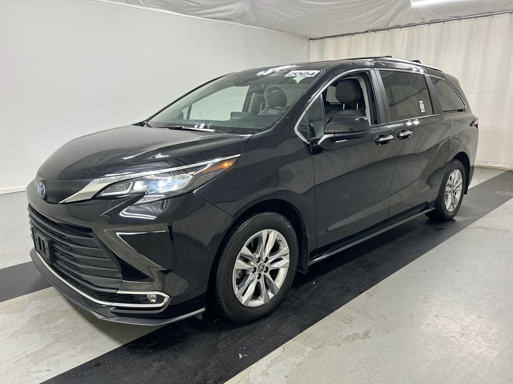 Used 2024 Toyota Sienna XLE w/ XLE Plus Package AWD/4WD image 5