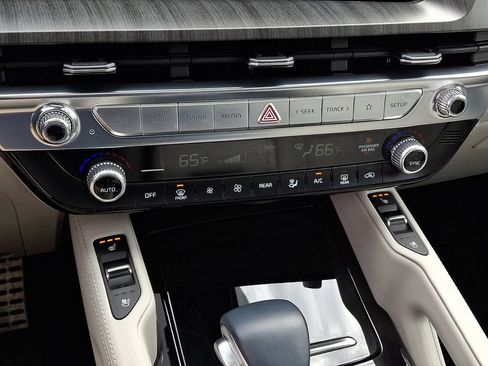 Used 2025 Kia Telluride SX w/ SX Captain's Chair Package image 17