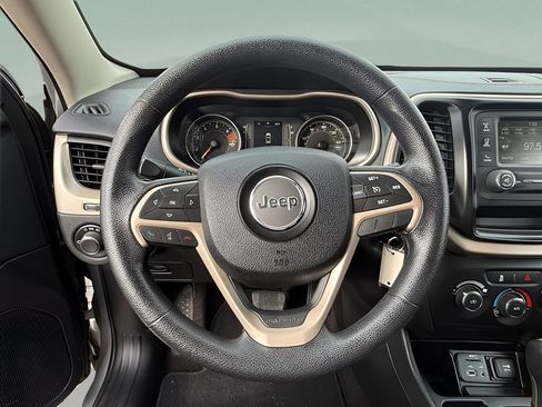 Used 2016 Jeep Cherokee Sport image 33