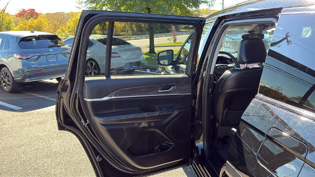 Used 2023 Jeep Grand Cherokee L Limited w/ Black Appearance Package AWD/4WD image 22