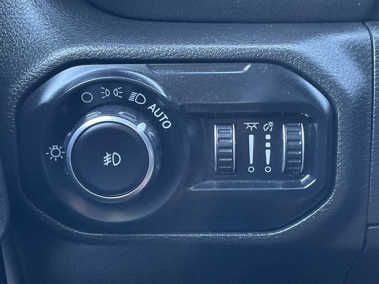 Used 2018 Jeep Wrangler Unlimited Sahara AWD/4WD image 29