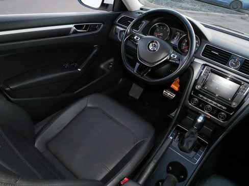 Used 2017 Volkswagen Passat 1.8T R-Line image 9