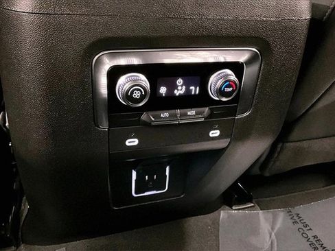 Used 2024 GMC Yukon SLE image 28