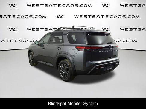 Used 2024 Nissan Pathfinder SV image 3