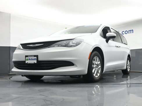 Used 2020 Chrysler Voyager LX FWD image 6