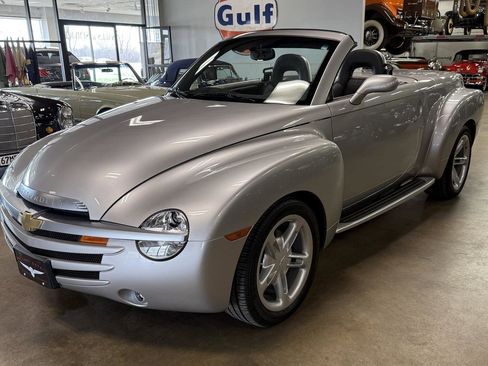 Used 2004 Chevrolet SSR w/ Preferred Equipment Group image 24