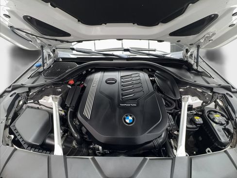 Used 2022 BMW 740i w/ Luxury Rear Seating Package RWD image 18