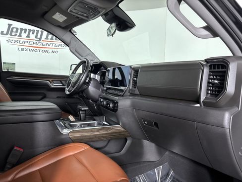Used 2024 Chevrolet Silverado 1500 LT Trail Boss w/ Dark Appearance Package AWD/4WD image 27