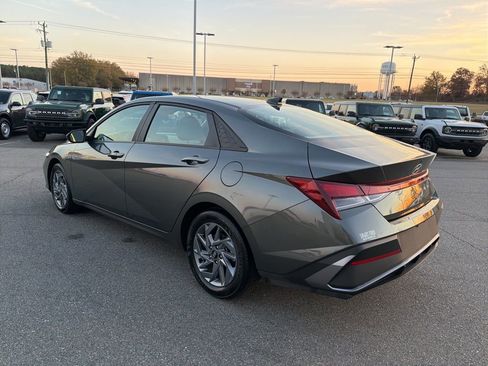 Used 2024 Hyundai Elantra SEL image 5