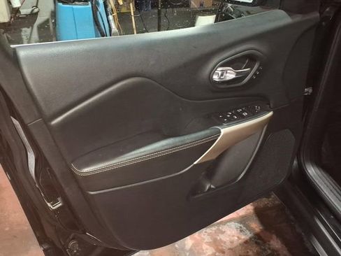 Used 2017 Jeep Cherokee Limited w/ Luxury Group image 8