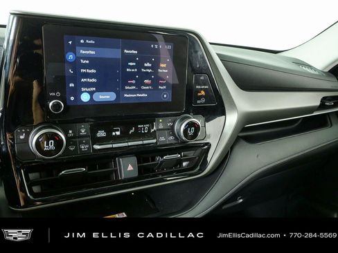 Used 2024 Toyota Highlander XLE FWD image 12