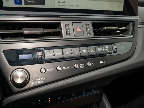 Used 2025 Lexus ES 350 Ultra Luxury image 17