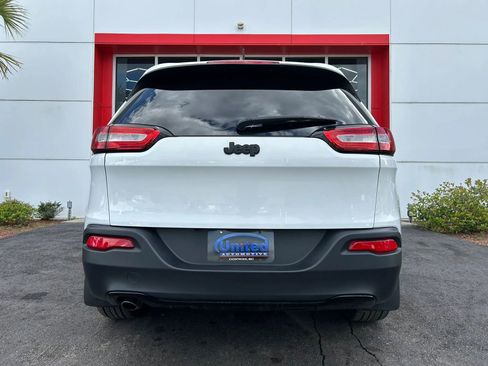Used 2017 Jeep Cherokee Sport FWD image 5