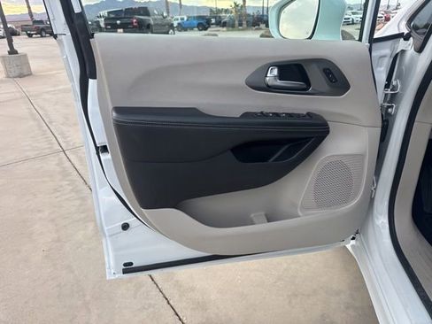 Certified 2022 Chrysler Pacifica Touring-L FWD image 18