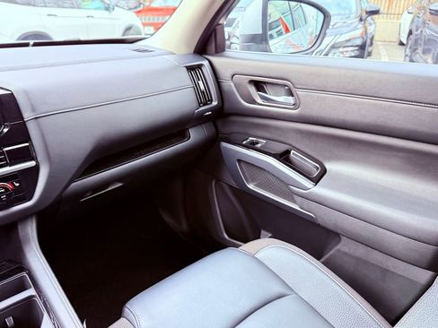 Used 2023 Nissan Pathfinder SL image 16