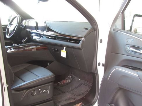 Used 2024 Cadillac Escalade ESV Luxury AWD/4WD image 18