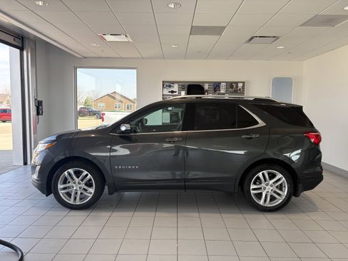 Used 2018 Chevrolet Equinox Premier image 2
