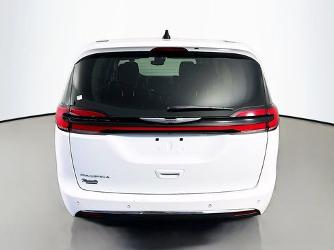 Used 2023 Chrysler Pacifica Touring-L FWD image 6