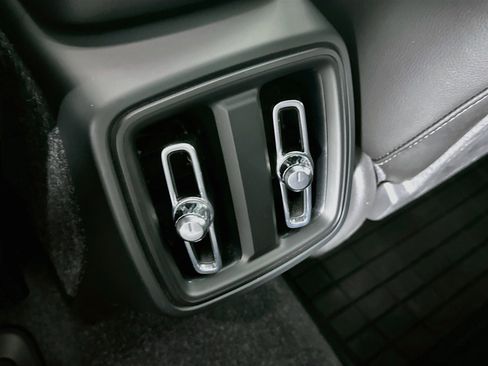 Used 2023 Volvo XC40 B4 Ultimate FWD image 28